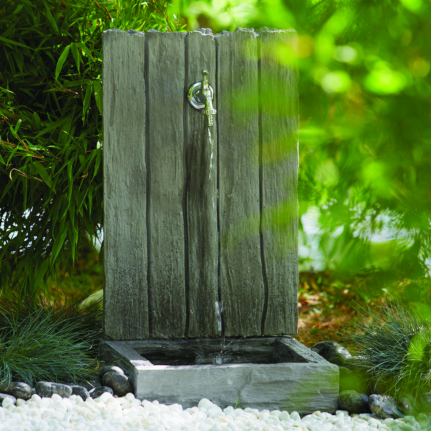 Fontaine de jardin en pierre ardoisière