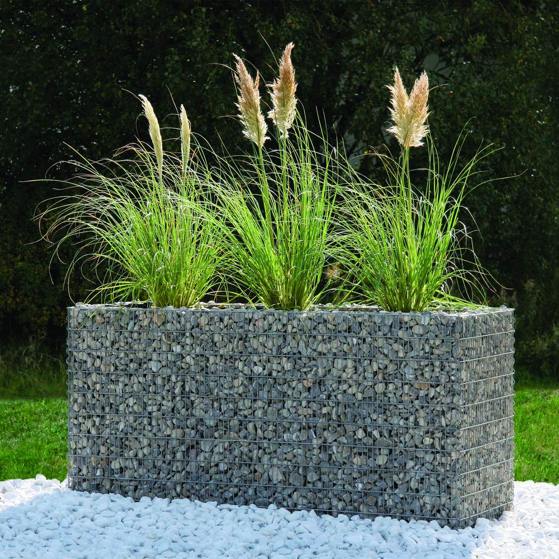Jardinière gabion garnie de graviers et de graminées