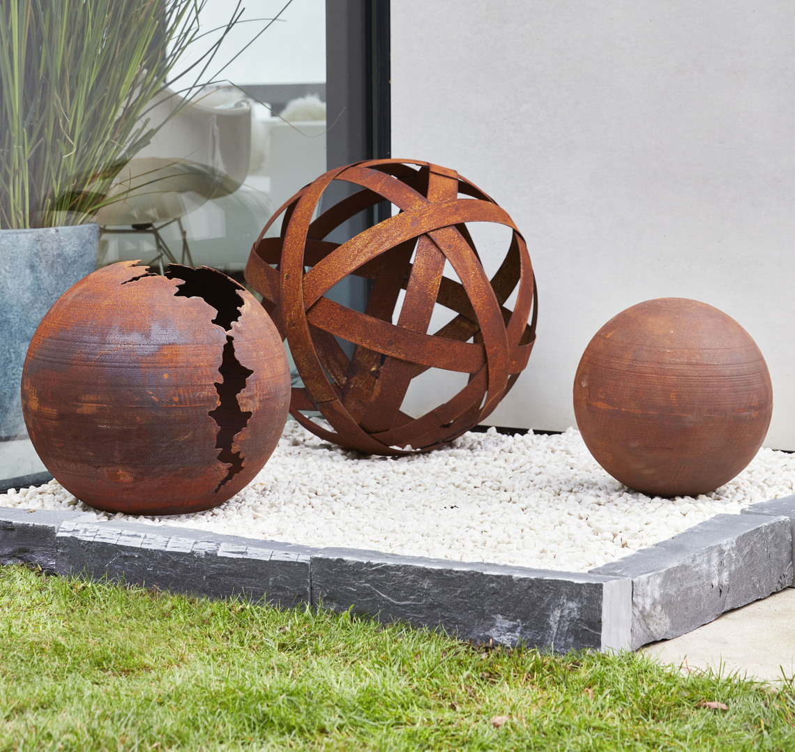 Ornement rouillé en métal de sculpture d'orbe de sphère ouverte d'art  moderne de jardin -  France